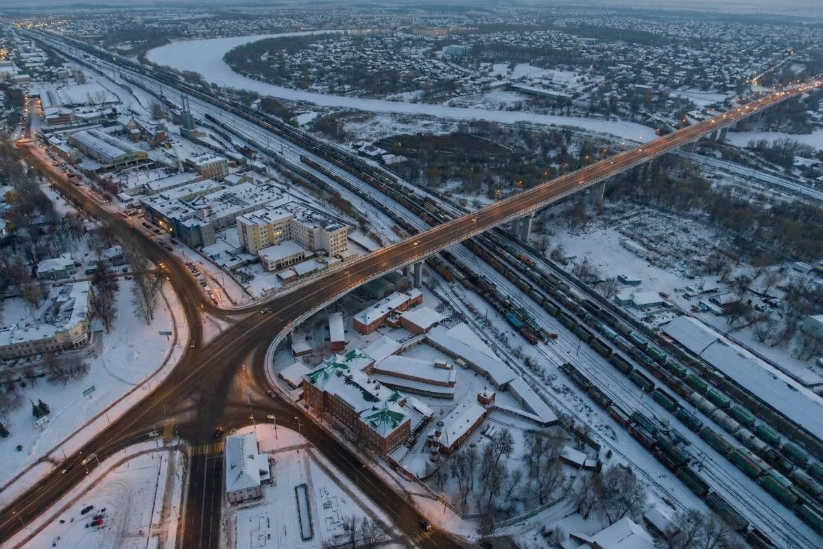 Как пел Юрий Антонов, «мечта сбывается и не сбывается». В случае большинства многообещающих городских проектов она исполниться не успела, но нейродизайнер Анастасия Якимова при помощи ИИ визуализировала для «Ключ-Медиа» идеальный Владимир. Мы представили, каким бы он мог встретить 2026 год, реализуй город все долгосрочные инициативы.
