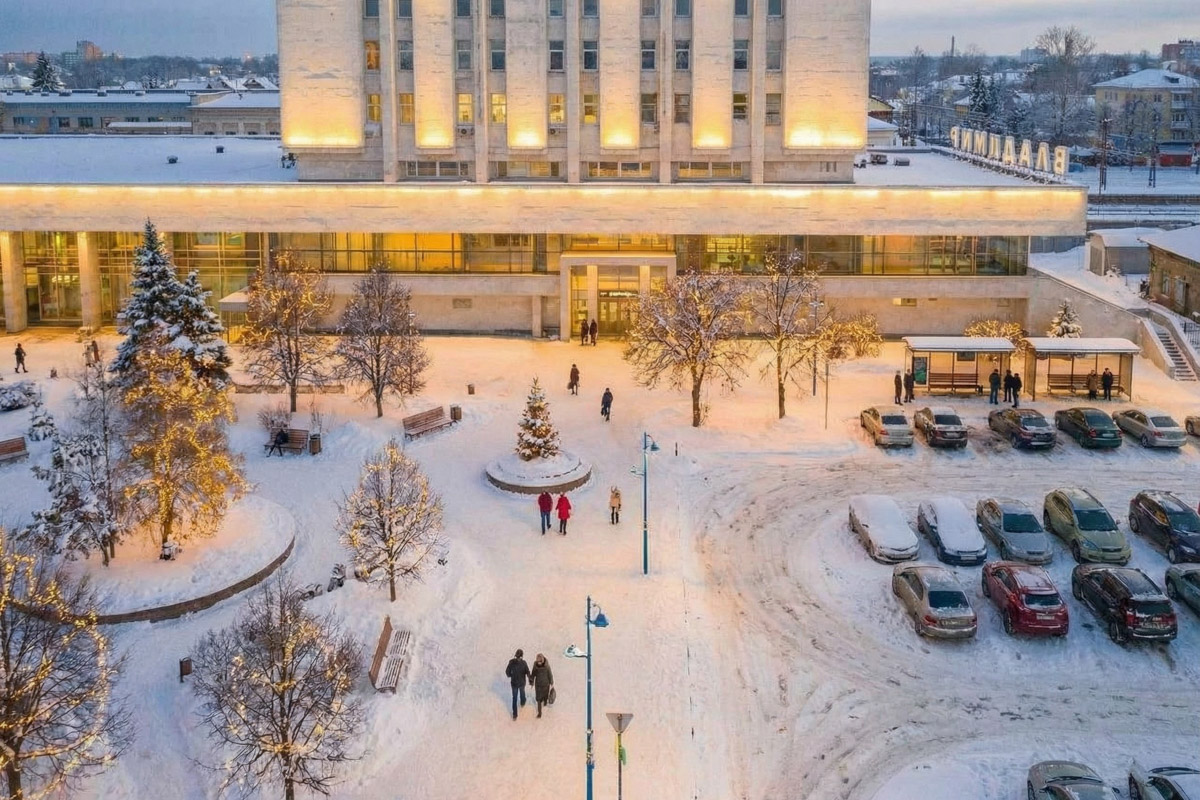 Как пел Юрий Антонов, «мечта сбывается и не сбывается». В случае большинства многообещающих городских проектов она исполниться не успела, но нейродизайнер Анастасия Якимова при помощи ИИ визуализировала для «Ключ-Медиа» идеальный Владимир. Мы представили, каким бы он мог встретить 2026 год, реализуй город все долгосрочные инициативы.