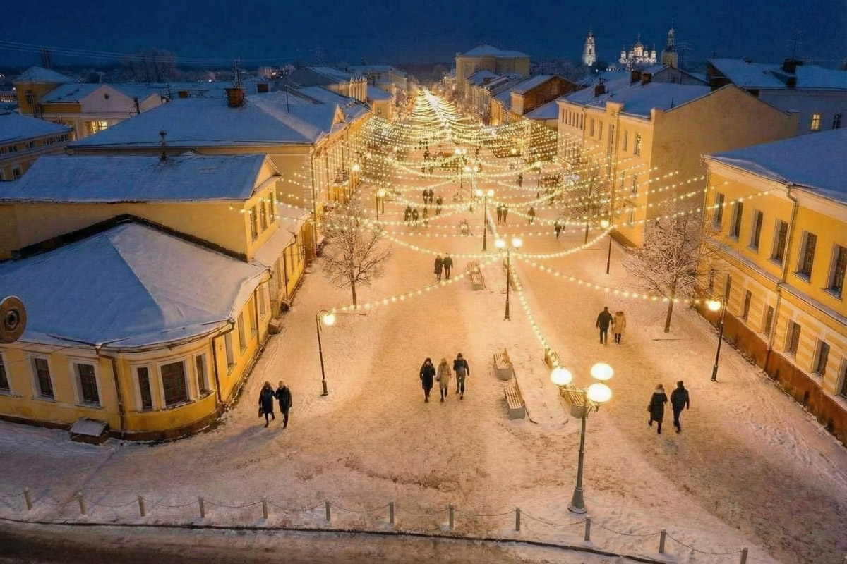 Как пел Юрий Антонов, «мечта сбывается и не сбывается». В случае большинства многообещающих городских проектов она исполниться не успела, но нейродизайнер Анастасия Якимова при помощи ИИ визуализировала для «Ключ-Медиа» идеальный Владимир. Мы представили, каким бы он мог встретить 2026 год, реализуй город все долгосрочные инициативы.