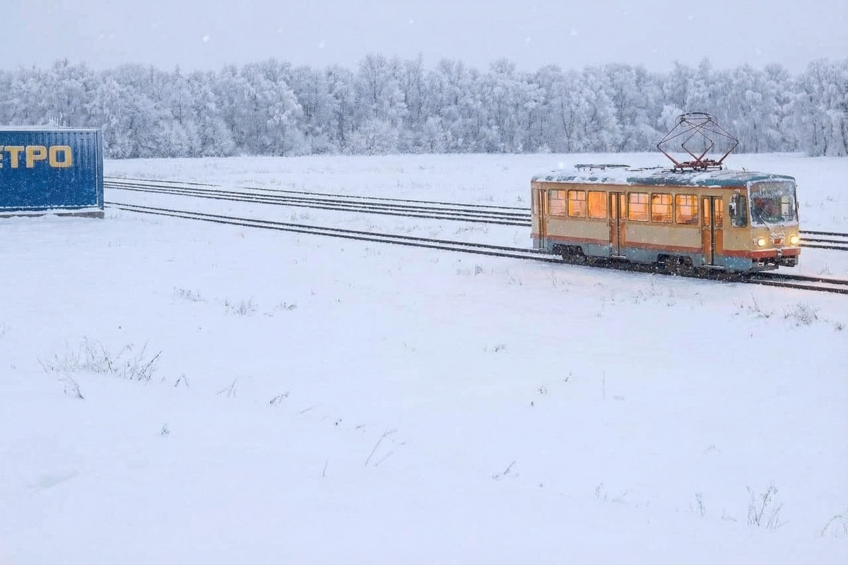 Как пел Юрий Антонов, «мечта сбывается и не сбывается». В случае большинства многообещающих городских проектов она исполниться не успела, но нейродизайнер Анастасия Якимова при помощи ИИ визуализировала для «Ключ-Медиа» идеальный Владимир. Мы представили, каким бы он мог встретить 2026 год, реализуй город все долгосрочные инициативы.