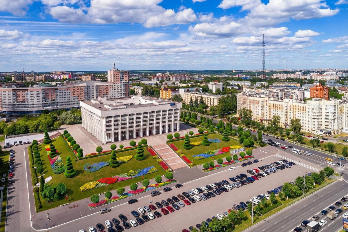Как пел Юрий Антонов, «мечта сбывается и не сбывается». В случае большинства многообещающих городских проектов она исполниться не успела, но нейродизайнер Анастасия Якимова при помощи ИИ визуализировала для «Ключ-Медиа» идеальный Владимир. Мы представили, каким бы он мог встретить 2026 год, реализуй город все долгосрочные инициативы.