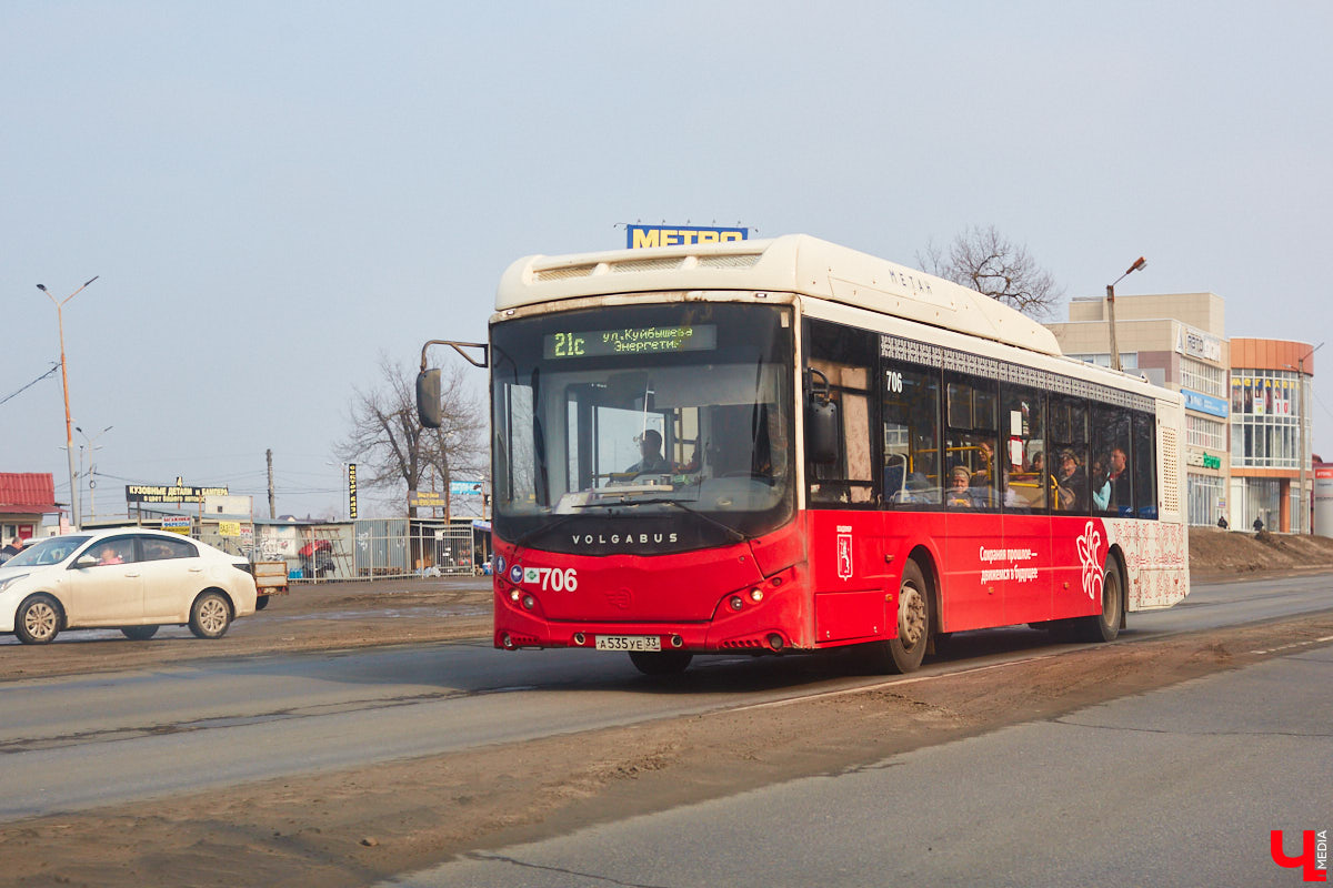 Во Владимирской области в этом году отремонтируют сразу три путепровода и мост. Дело хорошее, вот только работы продлятся почти до конца осени, а значит, пробок и заторов не избежать. Причем на популярных направлениях движения. Так, например, Южный объезд Владимира, который зачастую не справляется с потоком идущего транспорта, рискует вообще остановиться. Об этих и других новостях рассказываем в дорожном обзоре.