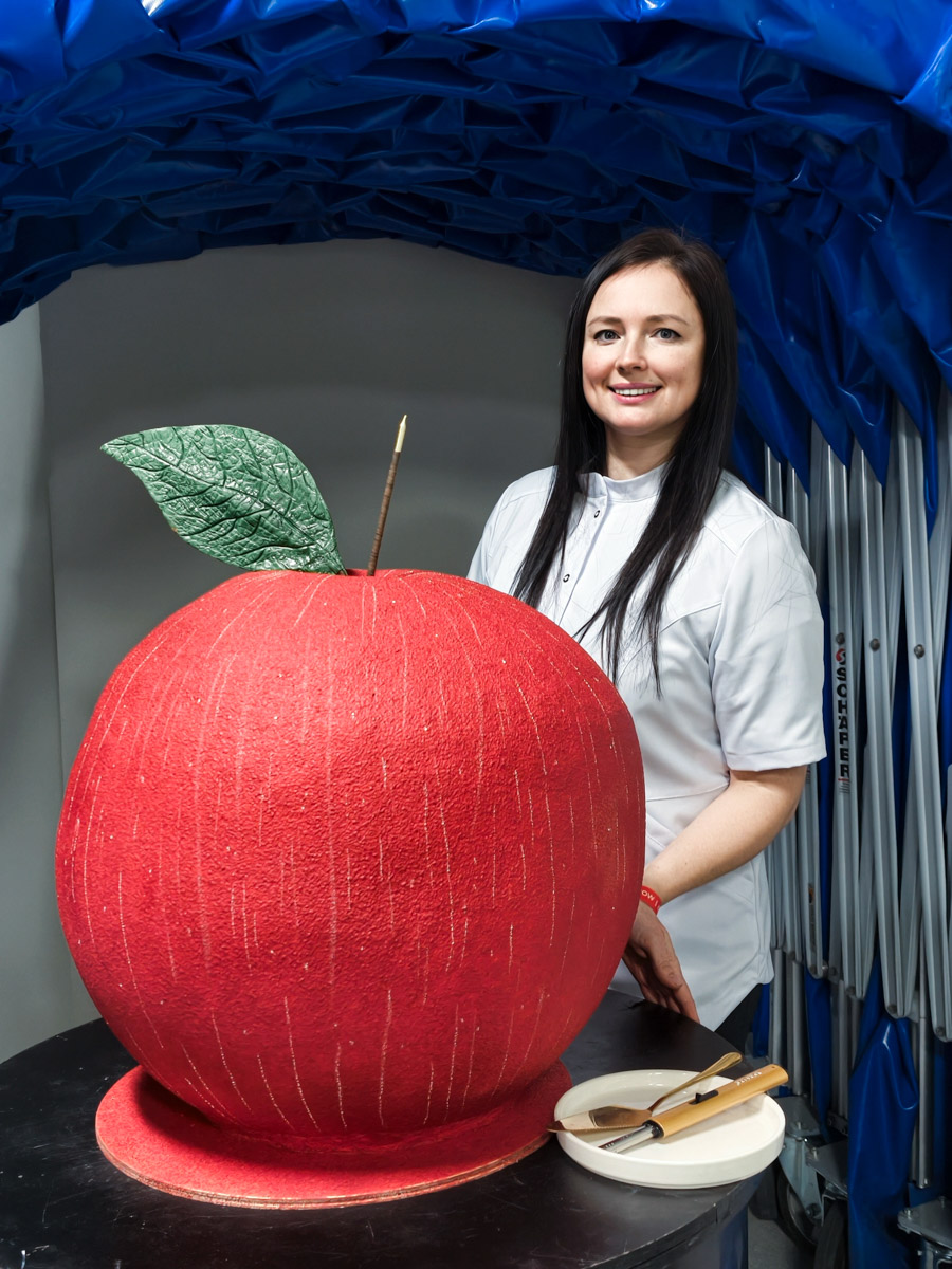 Кондитера Елену Синицыну можно в шутку назвать амбассадором звездной семьи Яны Рудковской и Евгения Плющенко во Владимире. Девушка не первый год участвует в создании тортов по заказу известной четы, и минувшие праздники не стали исключением. На этот раз она колдовала над сладкими гигантами для ведущей и ее сына Александра. 