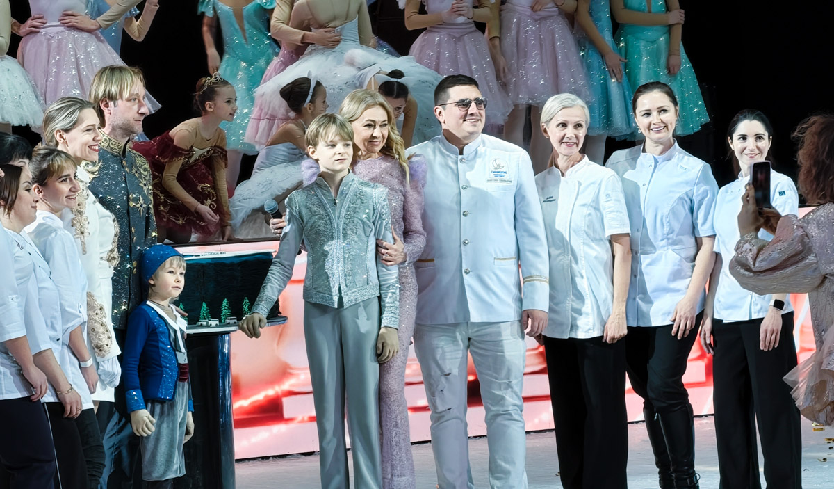 Кондитера Елену Синицыну можно в шутку назвать амбассадором звездной семьи Яны Рудковской и Евгения Плющенко во Владимире. Девушка не первый год участвует в создании тортов по заказу известной четы, и минувшие праздники не стали исключением. На этот раз она колдовала над сладкими гигантами для ведущей и ее сына Александра. 