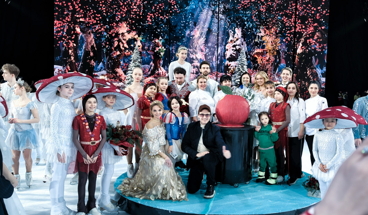 Кондитера Елену Синицыну можно в шутку назвать амбассадором звездной семьи Яны Рудковской и Евгения Плющенко во Владимире. Девушка не первый год участвует в создании тортов по заказу известной четы, и минувшие праздники не стали исключением. На этот раз она колдовала над сладкими гигантами для ведущей и ее сына Александра. 