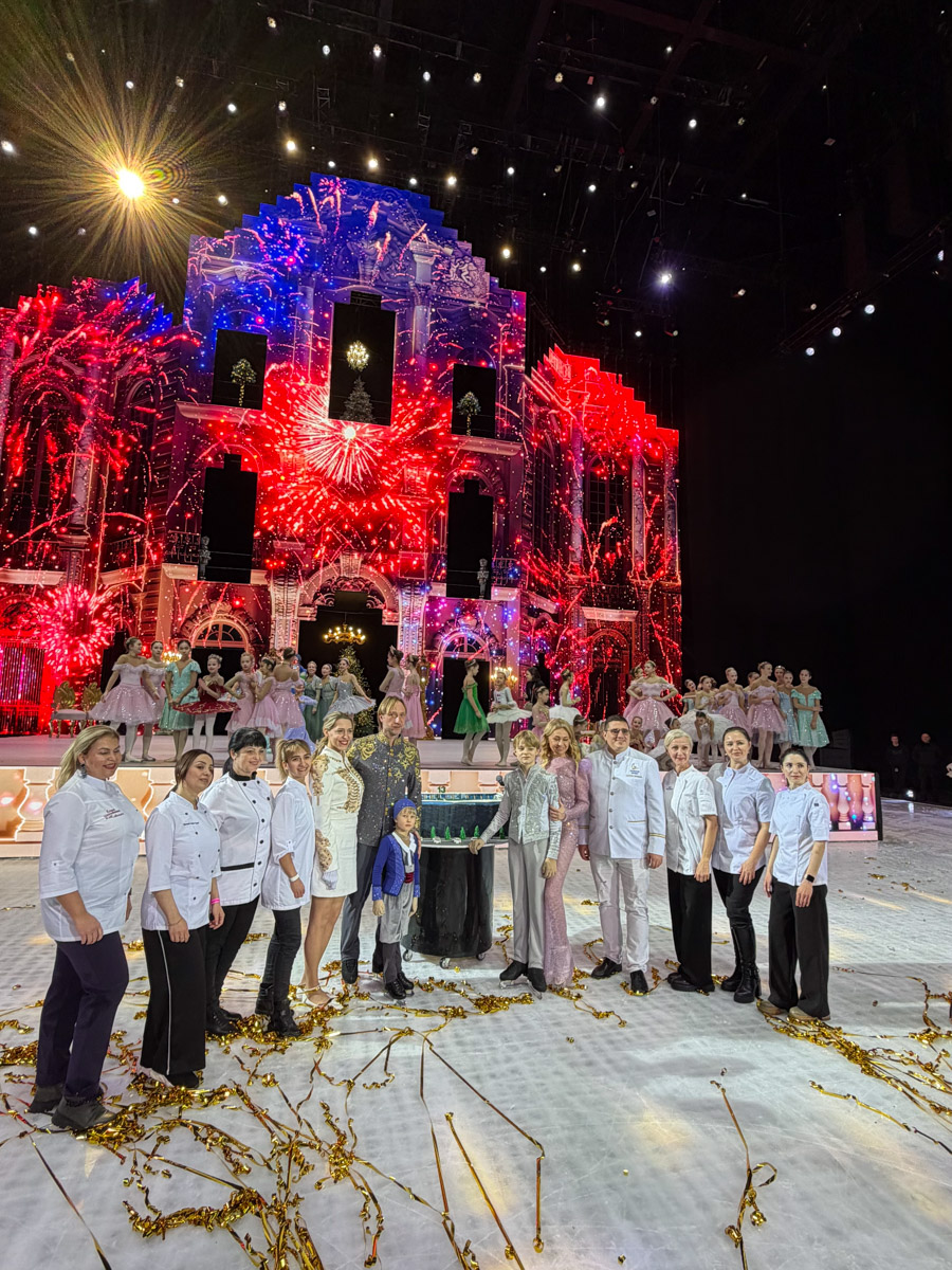 Кондитера Елену Синицыну можно в шутку назвать амбассадором звездной семьи Яны Рудковской и Евгения Плющенко во Владимире. Девушка не первый год участвует в создании тортов по заказу известной четы, и минувшие праздники не стали исключением. На этот раз она колдовала над сладкими гигантами для ведущей и ее сына Александра. 