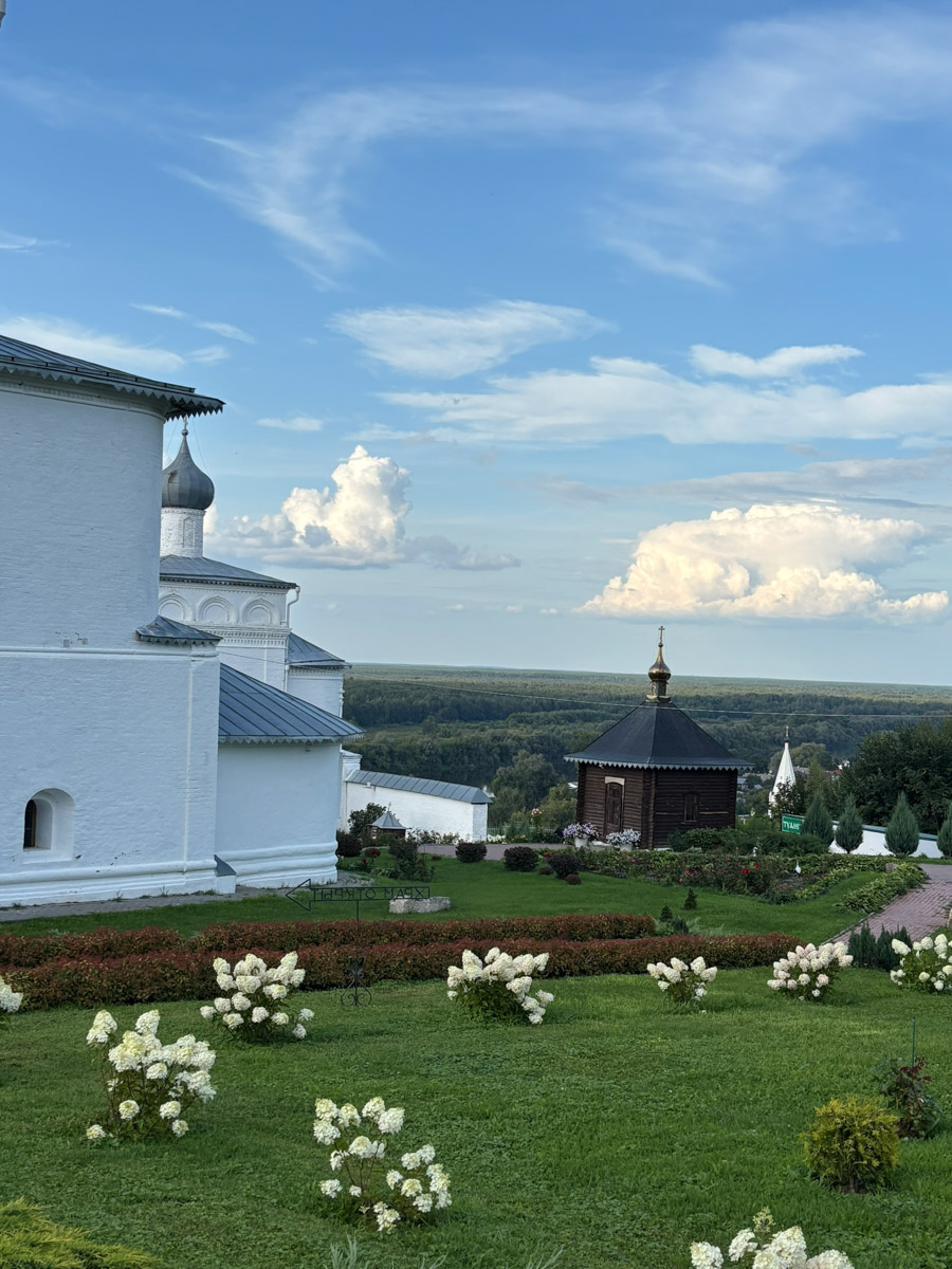 Карту легендарного маршрута «Золотое кольцо России» дополнили новыми точками. Если раньше от 33-го региона на ней значились только Владимир и Суздаль, то теперь мест, которые потенциально могут заинтересовать путешественников, их стало на 11 больше. Но поможет ли это поднять туристический поток? 