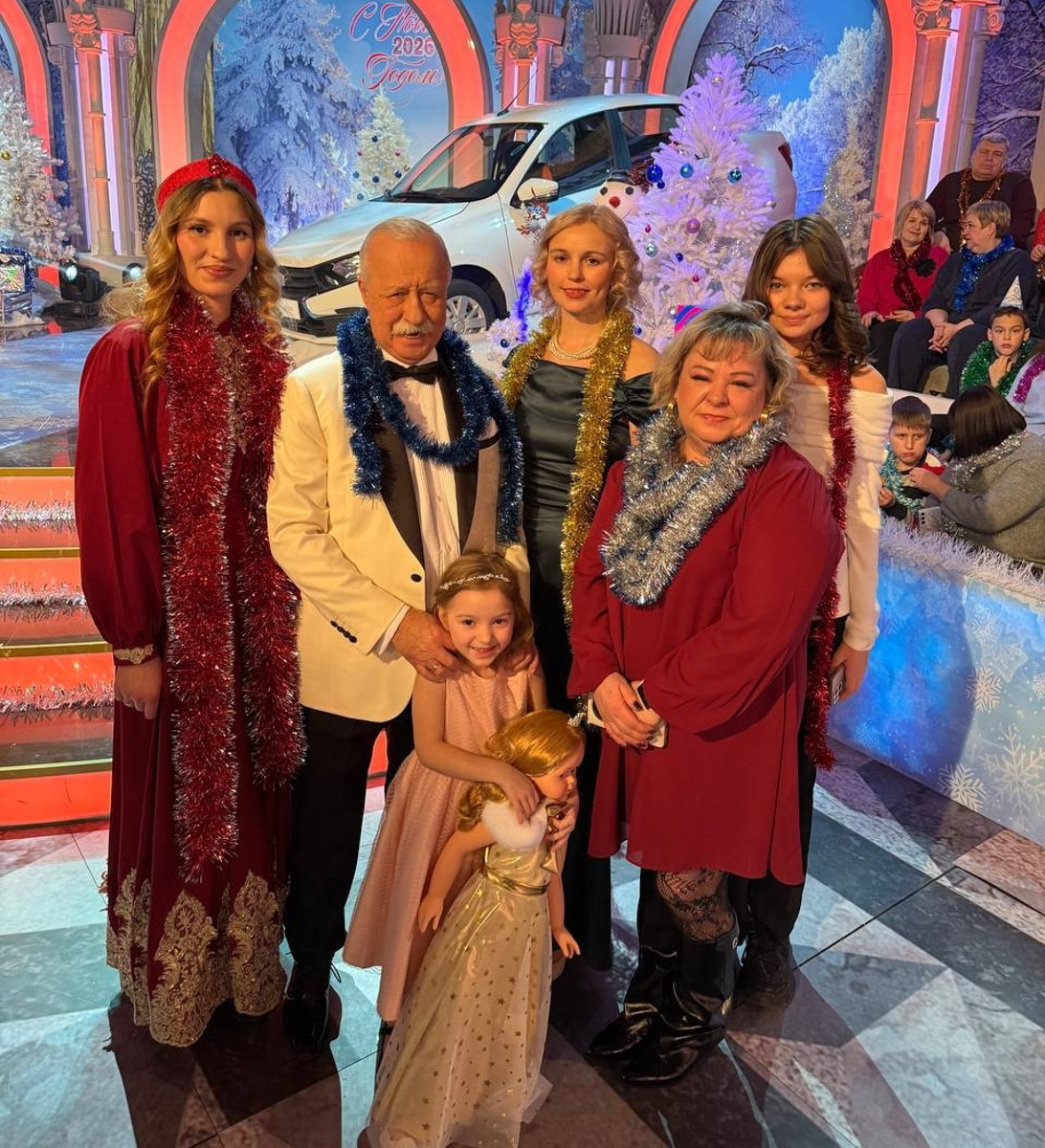 Ольга Мирошниченко победила в новогоднем выпуске шоу «Поле чудес» и вернулась домой с целой горой подарков. Правда, и сама она приехала на шоу не с пустыми руками. Неизменному ведущему передачи Леониду Якубовичу девушка подарила зимний тулуп извозчика своего супруга.