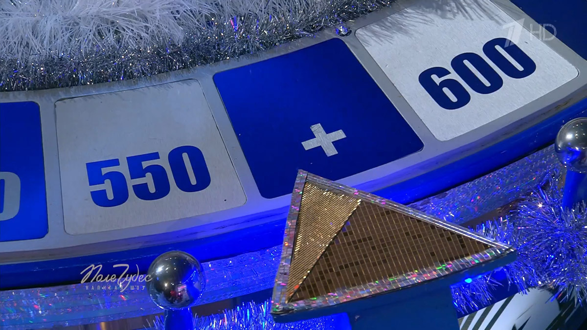 Ольга Мирошниченко победила в новогоднем выпуске шоу «Поле чудес» и вернулась домой с целой горой подарков. Правда, и сама она приехала на шоу не с пустыми руками. Неизменному ведущему передачи Леониду Якубовичу девушка подарила зимний тулуп извозчика своего супруга.