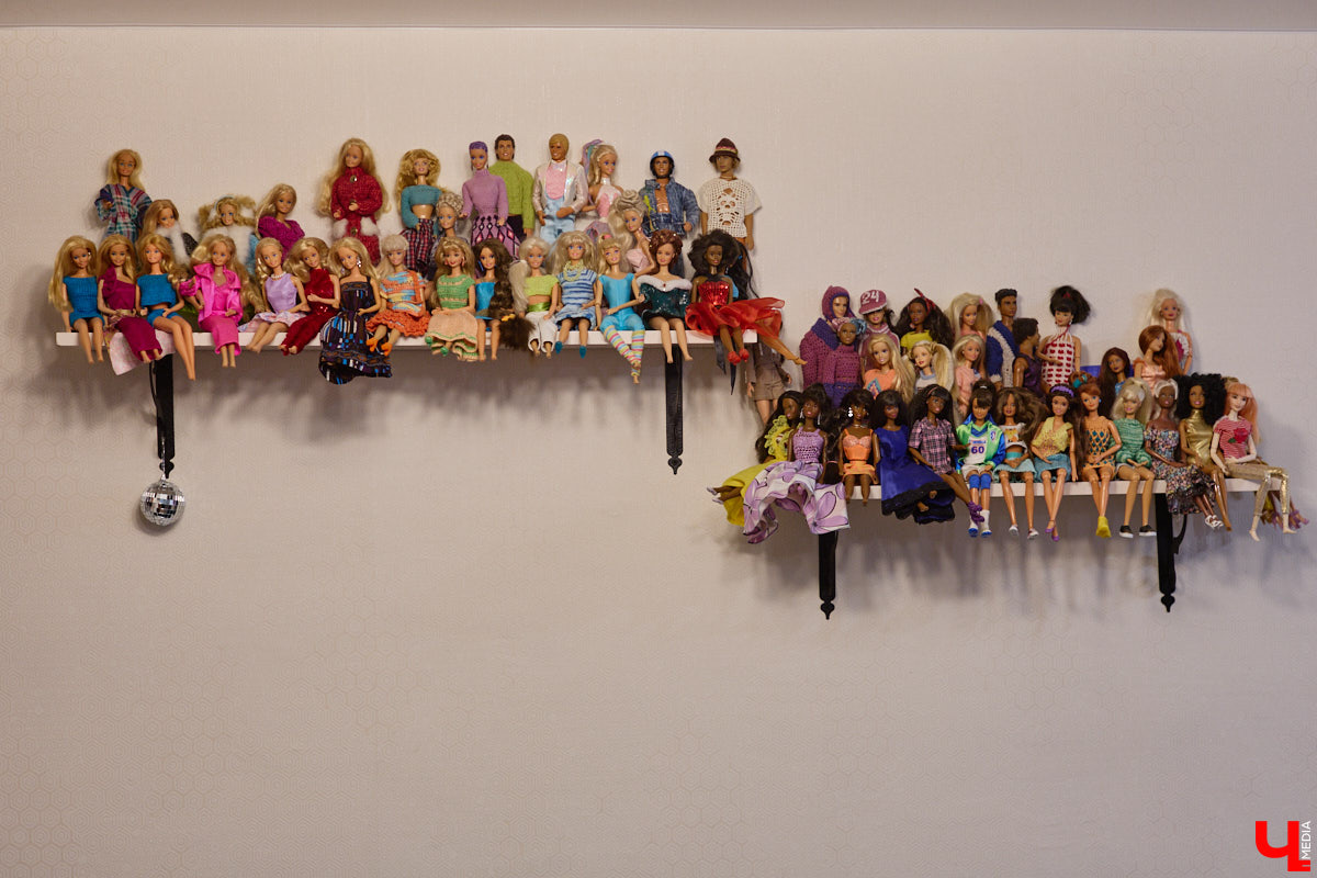 Играть в куклы можно в любом возрасте. Впрочем, зрелые люди ищут в таком хобби нечто большее. Например, Ольга Куликова не только собирает Барби, которых набралось несколько сотен. Она создала домашний музей национальных костюмов в миниатюре. О собранных ею образах и коллекции в целом стилист поведала нашему изданию.