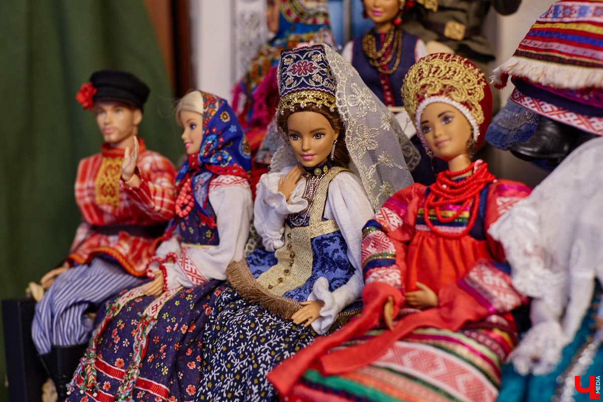 Играть в куклы можно в любом возрасте. Впрочем, зрелые люди ищут в таком хобби нечто большее. Например, Ольга Куликова не только собирает Барби, которых набралось несколько сотен. Она создала домашний музей национальных костюмов в миниатюре. О собранных ею образах и коллекции в целом стилист поведала нашему изданию.