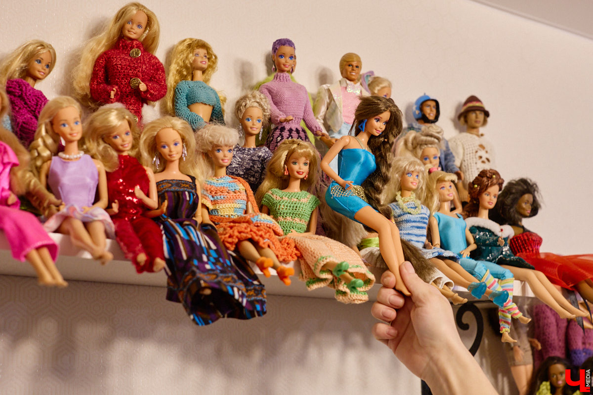 Играть в куклы можно в любом возрасте. Впрочем, зрелые люди ищут в таком хобби нечто большее. Например, Ольга Куликова не только собирает Барби, которых набралось несколько сотен. Она создала домашний музей национальных костюмов в миниатюре. О собранных ею образах и коллекции в целом стилист поведала нашему изданию.