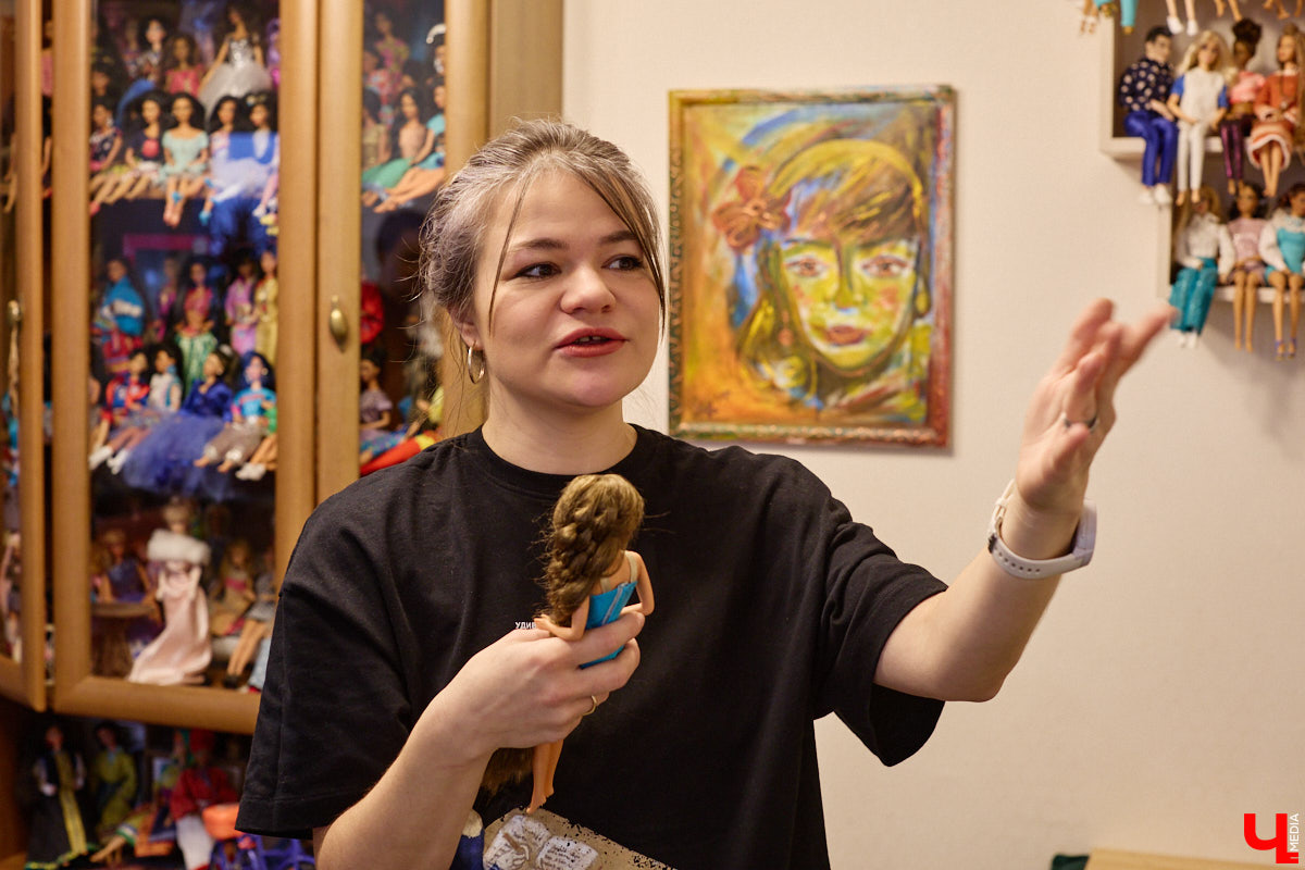 Играть в куклы можно в любом возрасте. Впрочем, зрелые люди ищут в таком хобби нечто большее. Например, Ольга Куликова не только собирает Барби, которых набралось несколько сотен. Она создала домашний музей национальных костюмов в миниатюре. О собранных ею образах и коллекции в целом стилист поведала нашему изданию.