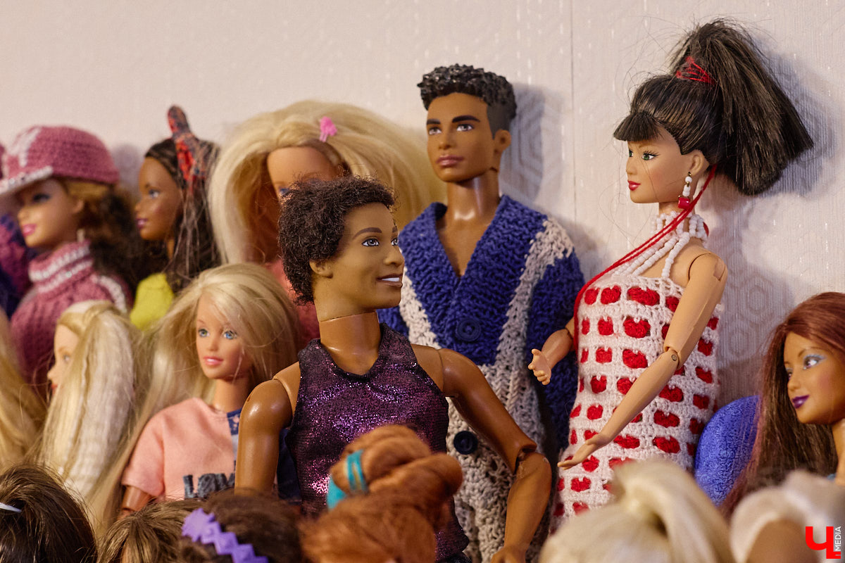 Играть в куклы можно в любом возрасте. Впрочем, зрелые люди ищут в таком хобби нечто большее. Например, Ольга Куликова не только собирает Барби, которых набралось несколько сотен. Она создала домашний музей национальных костюмов в миниатюре. О собранных ею образах и коллекции в целом стилист поведала нашему изданию.