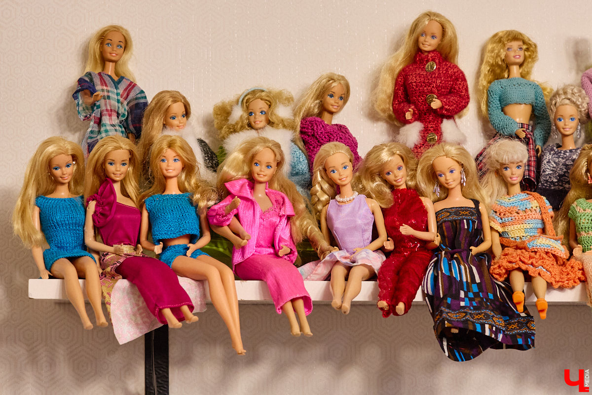 Играть в куклы можно в любом возрасте. Впрочем, зрелые люди ищут в таком хобби нечто большее. Например, Ольга Куликова не только собирает Барби, которых набралось несколько сотен. Она создала домашний музей национальных костюмов в миниатюре. О собранных ею образах и коллекции в целом стилист поведала нашему изданию.