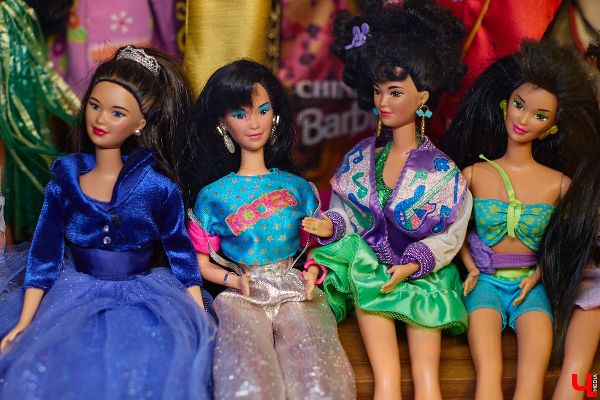 Играть в куклы можно в любом возрасте. Впрочем, зрелые люди ищут в таком хобби нечто большее. Например, Ольга Куликова не только собирает Барби, которых набралось несколько сотен. Она создала домашний музей национальных костюмов в миниатюре. О собранных ею образах и коллекции в целом стилист поведала нашему изданию.