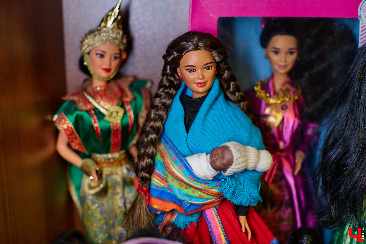 Играть в куклы можно в любом возрасте. Впрочем, зрелые люди ищут в таком хобби нечто большее. Например, Ольга Куликова не только собирает Барби, которых набралось несколько сотен. Она создала домашний музей национальных костюмов в миниатюре. О собранных ею образах и коллекции в целом стилист поведала нашему изданию.