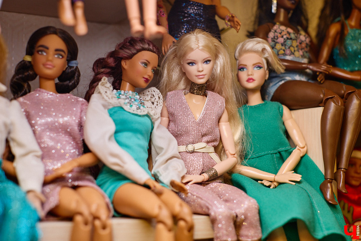 Играть в куклы можно в любом возрасте. Впрочем, зрелые люди ищут в таком хобби нечто большее. Например, Ольга Куликова не только собирает Барби, которых набралось несколько сотен. Она создала домашний музей национальных костюмов в миниатюре. О собранных ею образах и коллекции в целом стилист поведала нашему изданию.