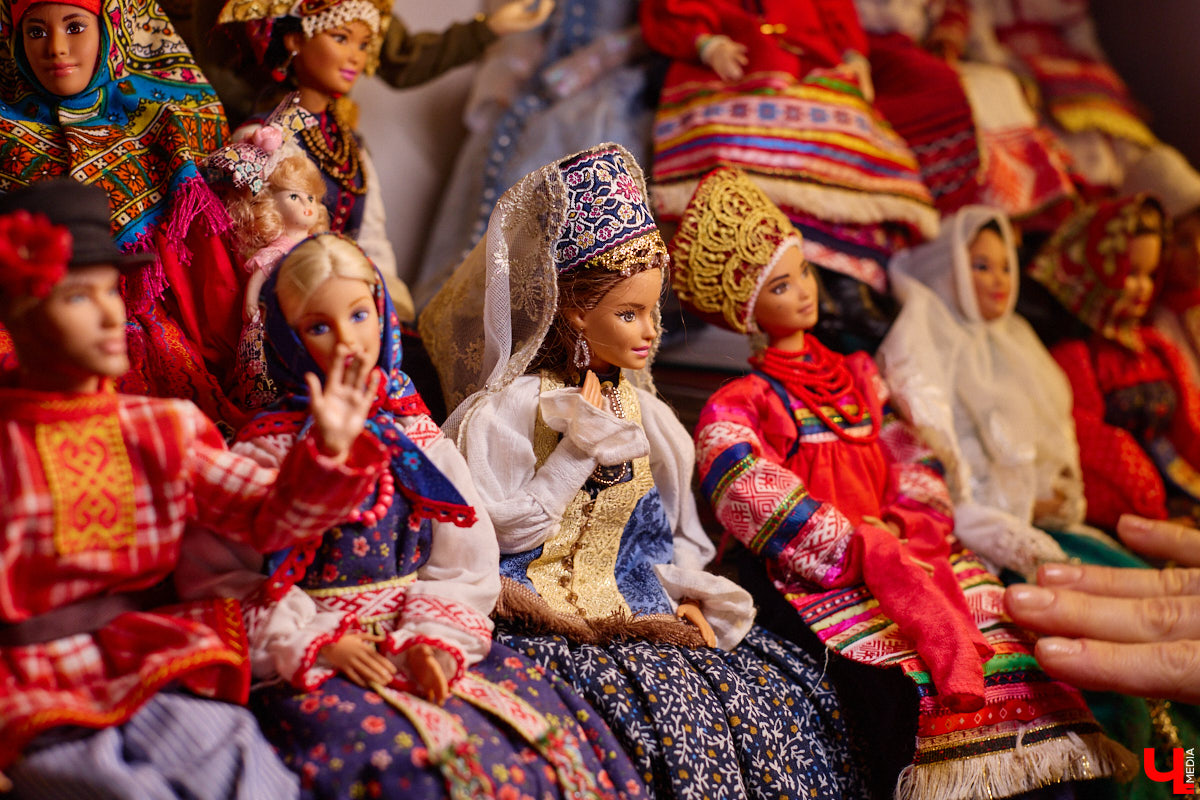 Играть в куклы можно в любом возрасте. Впрочем, зрелые люди ищут в таком хобби нечто большее. Например, Ольга Куликова не только собирает Барби, которых набралось несколько сотен. Она создала домашний музей национальных костюмов в миниатюре. О собранных ею образах и коллекции в целом стилист поведала нашему изданию.