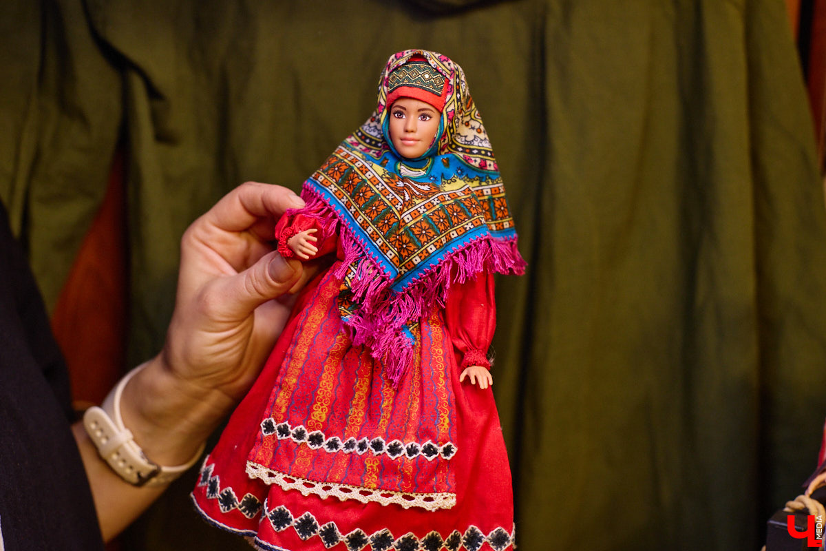 Играть в куклы можно в любом возрасте. Впрочем, зрелые люди ищут в таком хобби нечто большее. Например, Ольга Куликова не только собирает Барби, которых набралось несколько сотен. Она создала домашний музей национальных костюмов в миниатюре. О собранных ею образах и коллекции в целом стилист поведала нашему изданию.