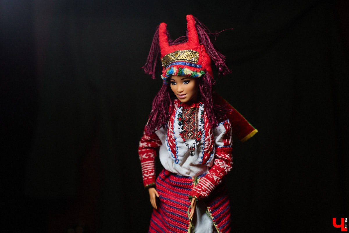 Играть в куклы можно в любом возрасте. Впрочем, зрелые люди ищут в таком хобби нечто большее. Например, Ольга Куликова не только собирает Барби, которых набралось несколько сотен. Она создала домашний музей национальных костюмов в миниатюре. О собранных ею образах и коллекции в целом стилист поведала нашему изданию.