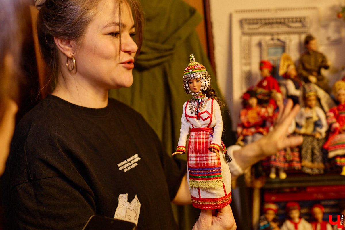 Играть в куклы можно в любом возрасте. Впрочем, зрелые люди ищут в таком хобби нечто большее. Например, Ольга Куликова не только собирает Барби, которых набралось несколько сотен. Она создала домашний музей национальных костюмов в миниатюре. О собранных ею образах и коллекции в целом стилист поведала нашему изданию.