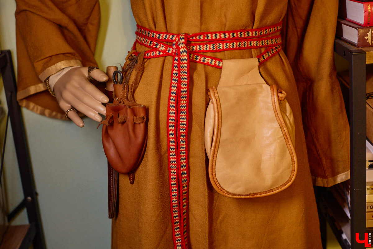 Играть в куклы можно в любом возрасте. Впрочем, зрелые люди ищут в таком хобби нечто большее. Например, Ольга Куликова не только собирает Барби, которых набралось несколько сотен. Она создала домашний музей национальных костюмов в миниатюре. О собранных ею образах и коллекции в целом стилист поведала нашему изданию.