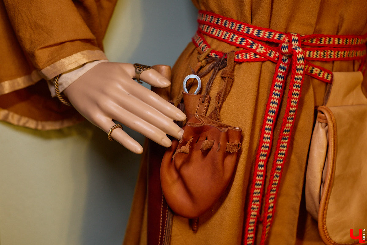 Играть в куклы можно в любом возрасте. Впрочем, зрелые люди ищут в таком хобби нечто большее. Например, Ольга Куликова не только собирает Барби, которых набралось несколько сотен. Она создала домашний музей национальных костюмов в миниатюре. О собранных ею образах и коллекции в целом стилист поведала нашему изданию.