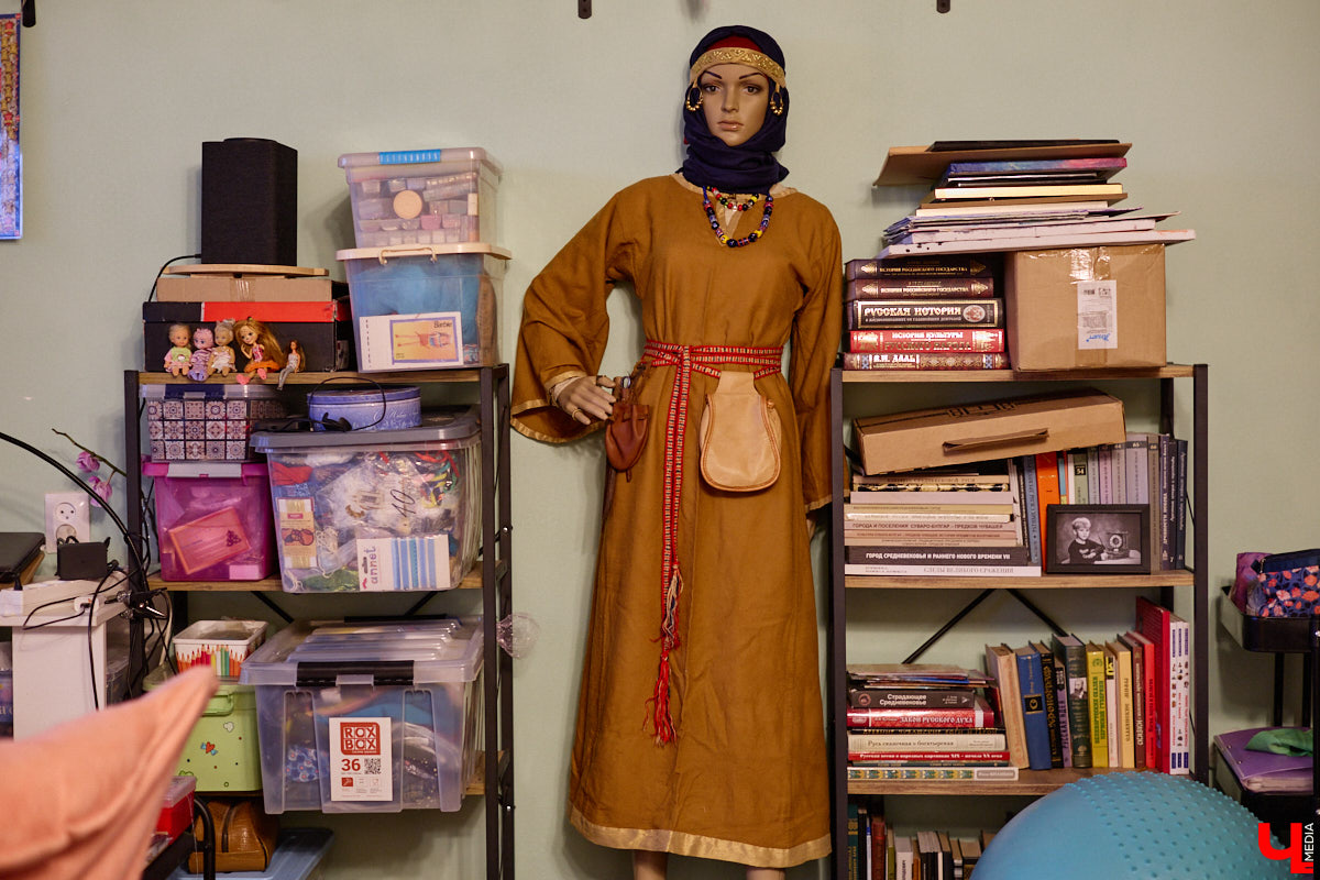 Играть в куклы можно в любом возрасте. Впрочем, зрелые люди ищут в таком хобби нечто большее. Например, Ольга Куликова не только собирает Барби, которых набралось несколько сотен. Она создала домашний музей национальных костюмов в миниатюре. О собранных ею образах и коллекции в целом стилист поведала нашему изданию.