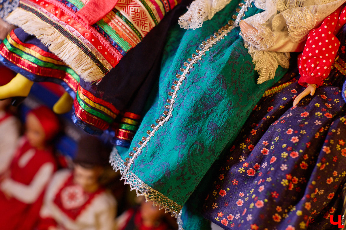 Играть в куклы можно в любом возрасте. Впрочем, зрелые люди ищут в таком хобби нечто большее. Например, Ольга Куликова не только собирает Барби, которых набралось несколько сотен. Она создала домашний музей национальных костюмов в миниатюре. О собранных ею образах и коллекции в целом стилист поведала нашему изданию.