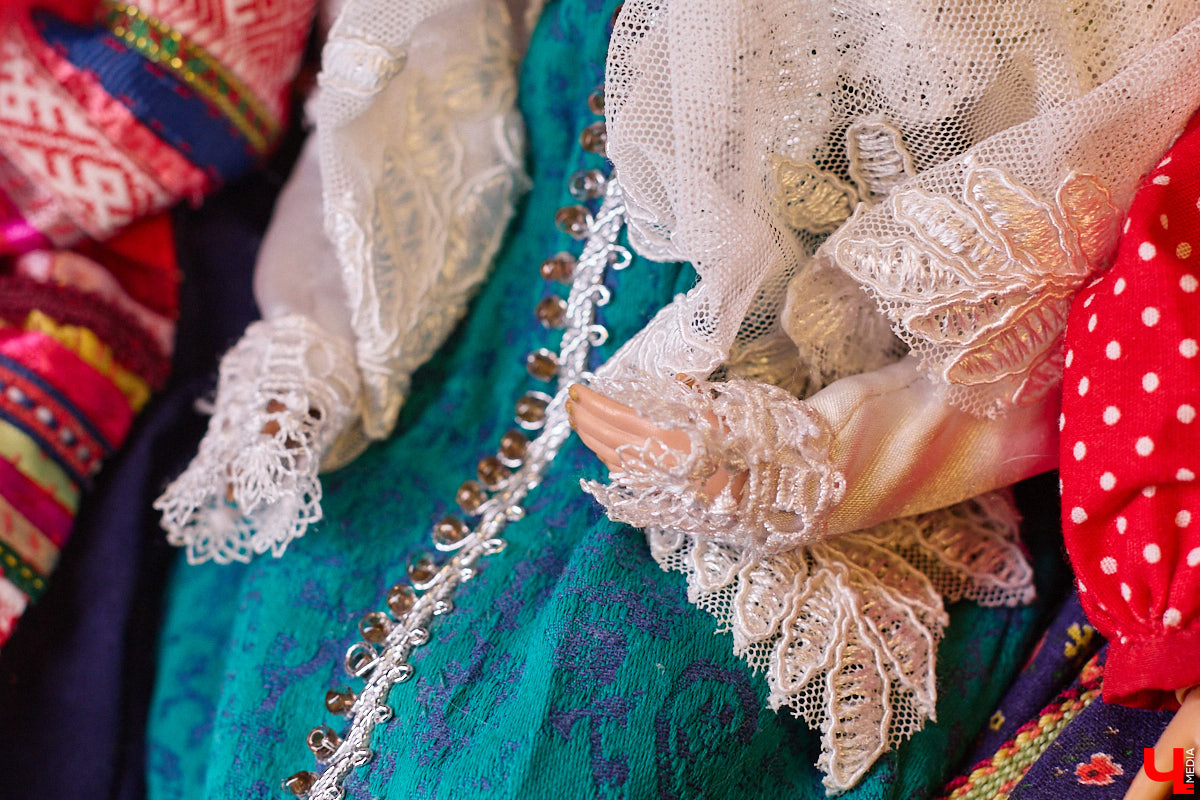 Играть в куклы можно в любом возрасте. Впрочем, зрелые люди ищут в таком хобби нечто большее. Например, Ольга Куликова не только собирает Барби, которых набралось несколько сотен. Она создала домашний музей национальных костюмов в миниатюре. О собранных ею образах и коллекции в целом стилист поведала нашему изданию.