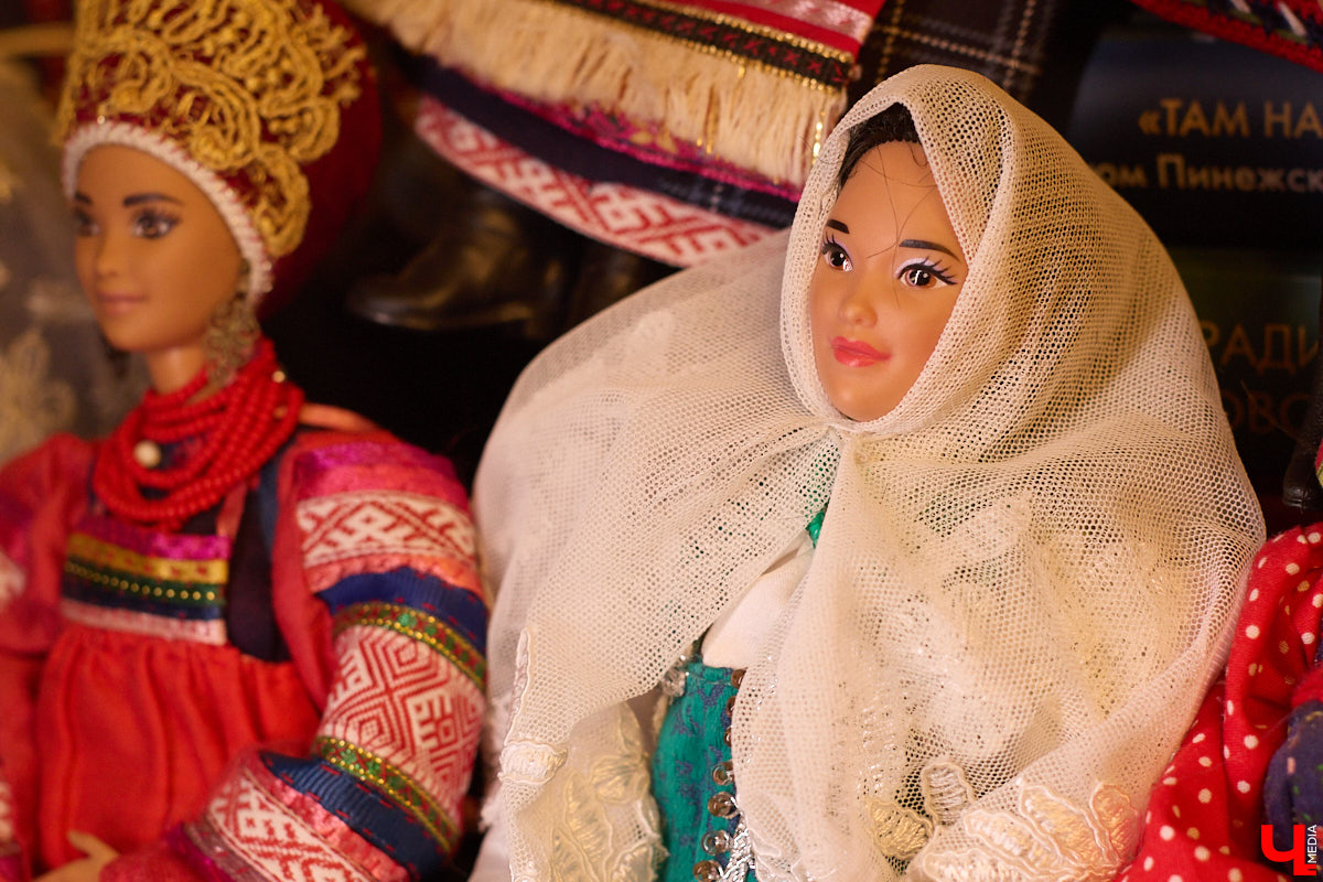 Играть в куклы можно в любом возрасте. Впрочем, зрелые люди ищут в таком хобби нечто большее. Например, Ольга Куликова не только собирает Барби, которых набралось несколько сотен. Она создала домашний музей национальных костюмов в миниатюре. О собранных ею образах и коллекции в целом стилист поведала нашему изданию.