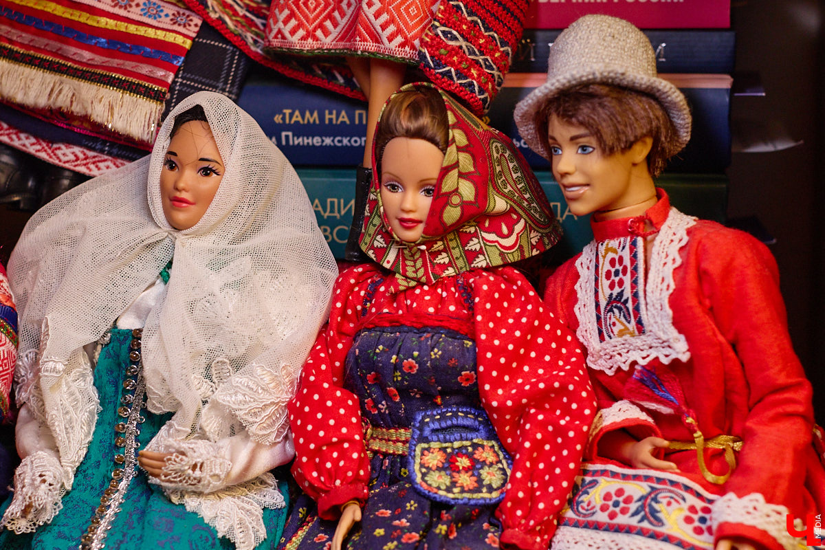 Играть в куклы можно в любом возрасте. Впрочем, зрелые люди ищут в таком хобби нечто большее. Например, Ольга Куликова не только собирает Барби, которых набралось несколько сотен. Она создала домашний музей национальных костюмов в миниатюре. О собранных ею образах и коллекции в целом стилист поведала нашему изданию.
