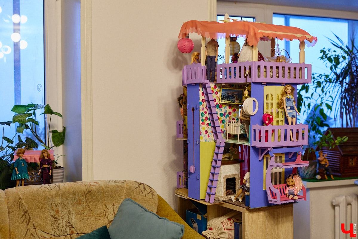 Играть в куклы можно в любом возрасте. Впрочем, зрелые люди ищут в таком хобби нечто большее. Например, Ольга Куликова не только собирает Барби, которых набралось несколько сотен. Она создала домашний музей национальных костюмов в миниатюре. О собранных ею образах и коллекции в целом стилист поведала нашему изданию.