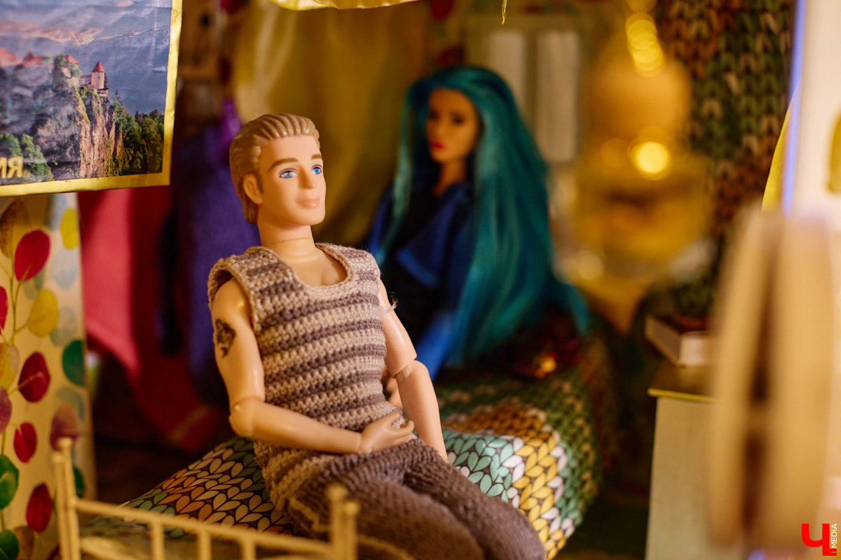 Играть в куклы можно в любом возрасте. Впрочем, зрелые люди ищут в таком хобби нечто большее. Например, Ольга Куликова не только собирает Барби, которых набралось несколько сотен. Она создала домашний музей национальных костюмов в миниатюре. О собранных ею образах и коллекции в целом стилист поведала нашему изданию.