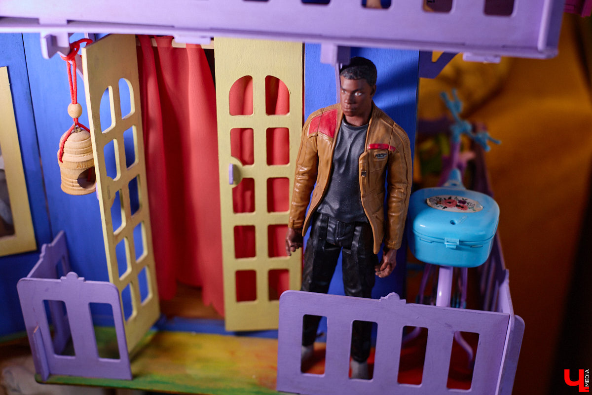 Играть в куклы можно в любом возрасте. Впрочем, зрелые люди ищут в таком хобби нечто большее. Например, Ольга Куликова не только собирает Барби, которых набралось несколько сотен. Она создала домашний музей национальных костюмов в миниатюре. О собранных ею образах и коллекции в целом стилист поведала нашему изданию.