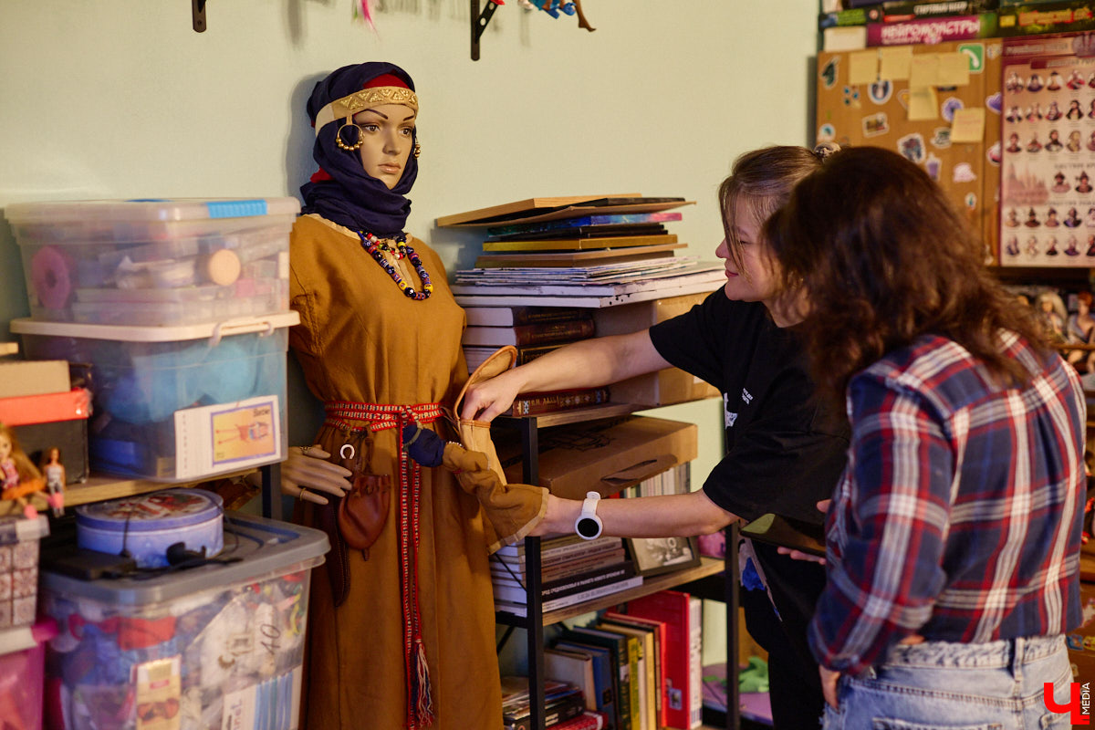 Играть в куклы можно в любом возрасте. Впрочем, зрелые люди ищут в таком хобби нечто большее. Например, Ольга Куликова не только собирает Барби, которых набралось несколько сотен. Она создала домашний музей национальных костюмов в миниатюре. О собранных ею образах и коллекции в целом стилист поведала нашему изданию.