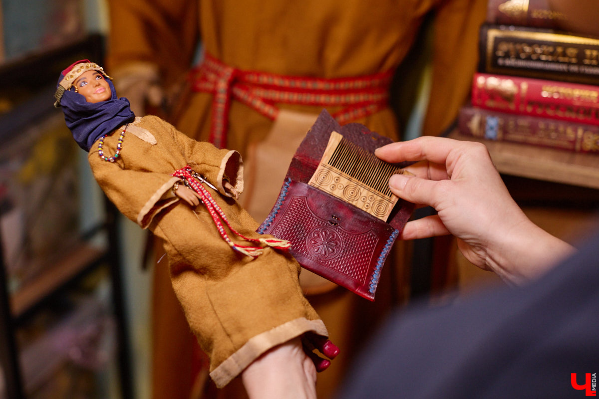 Играть в куклы можно в любом возрасте. Впрочем, зрелые люди ищут в таком хобби нечто большее. Например, Ольга Куликова не только собирает Барби, которых набралось несколько сотен. Она создала домашний музей национальных костюмов в миниатюре. О собранных ею образах и коллекции в целом стилист поведала нашему изданию.