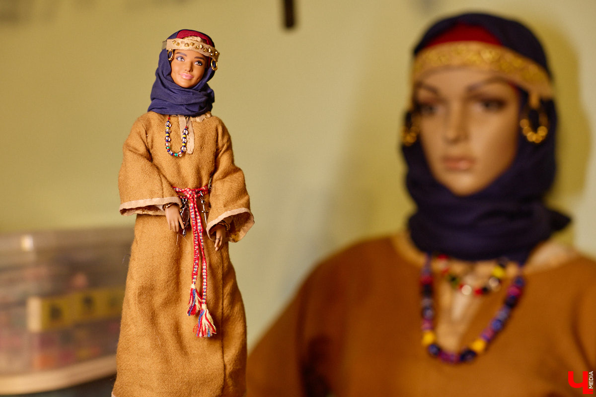 Играть в куклы можно в любом возрасте. Впрочем, зрелые люди ищут в таком хобби нечто большее. Например, Ольга Куликова не только собирает Барби, которых набралось несколько сотен. Она создала домашний музей национальных костюмов в миниатюре. О собранных ею образах и коллекции в целом стилист поведала нашему изданию.