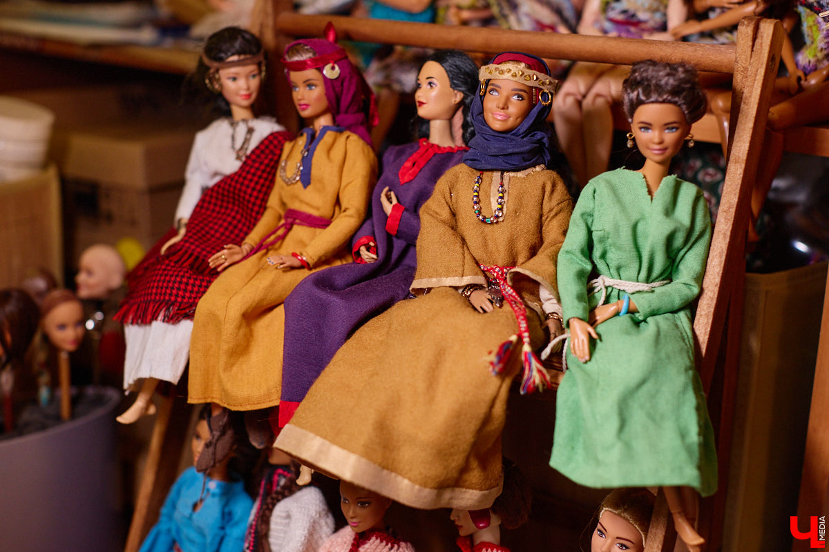 Играть в куклы можно в любом возрасте. Впрочем, зрелые люди ищут в таком хобби нечто большее. Например, Ольга Куликова не только собирает Барби, которых набралось несколько сотен. Она создала домашний музей национальных костюмов в миниатюре. О собранных ею образах и коллекции в целом стилист поведала нашему изданию.