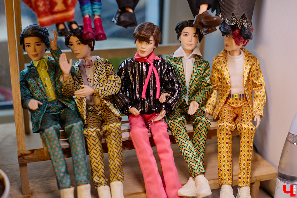 Играть в куклы можно в любом возрасте. Впрочем, зрелые люди ищут в таком хобби нечто большее. Например, Ольга Куликова не только собирает Барби, которых набралось несколько сотен. Она создала домашний музей национальных костюмов в миниатюре. О собранных ею образах и коллекции в целом стилист поведала нашему изданию.