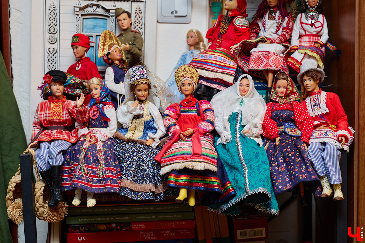 Играть в куклы можно в любом возрасте. Впрочем, зрелые люди ищут в таком хобби нечто большее. Например, Ольга Куликова не только собирает Барби, которых набралось несколько сотен. Она создала домашний музей национальных костюмов в миниатюре. О собранных ею образах и коллекции в целом стилист поведала нашему изданию.