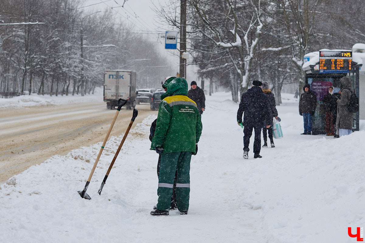 Всего за несколько первых дней января во Владимире выпала месячная норма осадков. На фоне прошлогодней почти «голой» зимы жители успели отвыкнуть от такого разгула стихии. Как областной центр пережил непогоду и когда вернется к привычному ритму жизни — фоторепортаж с городских улиц.