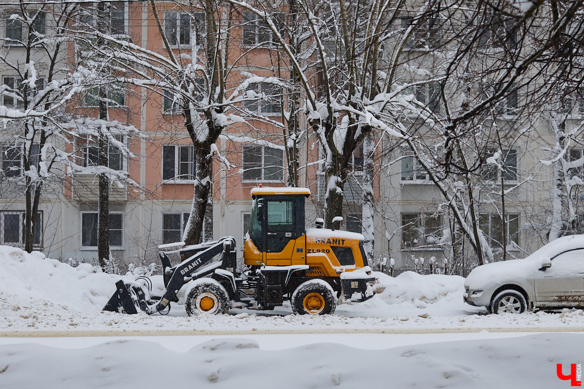 Всего за несколько первых дней января во Владимире выпала месячная норма осадков. На фоне прошлогодней почти «голой» зимы жители успели отвыкнуть от такого разгула стихии. Как областной центр пережил непогоду и когда вернется к привычному ритму жизни — фоторепортаж с городских улиц.