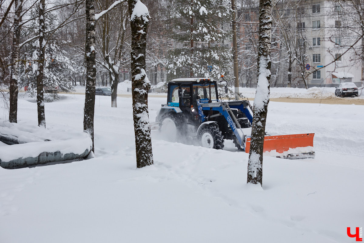 Всего за несколько первых дней января во Владимире выпала месячная норма осадков. На фоне прошлогодней почти «голой» зимы жители успели отвыкнуть от такого разгула стихии. Как областной центр пережил непогоду и когда вернется к привычному ритму жизни — фоторепортаж с городских улиц.