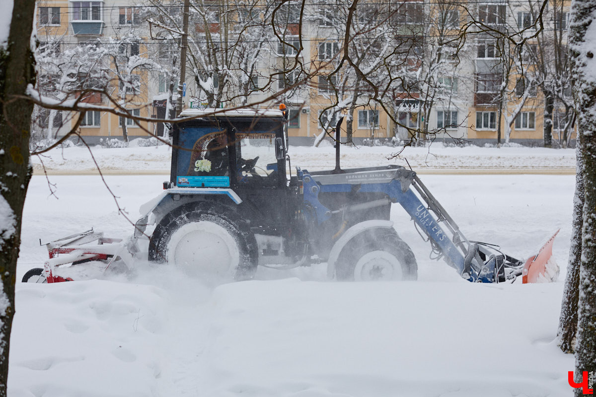 Всего за несколько первых дней января во Владимире выпала месячная норма осадков. На фоне прошлогодней почти «голой» зимы жители успели отвыкнуть от такого разгула стихии. Как областной центр пережил непогоду и когда вернется к привычному ритму жизни — фоторепортаж с городских улиц.