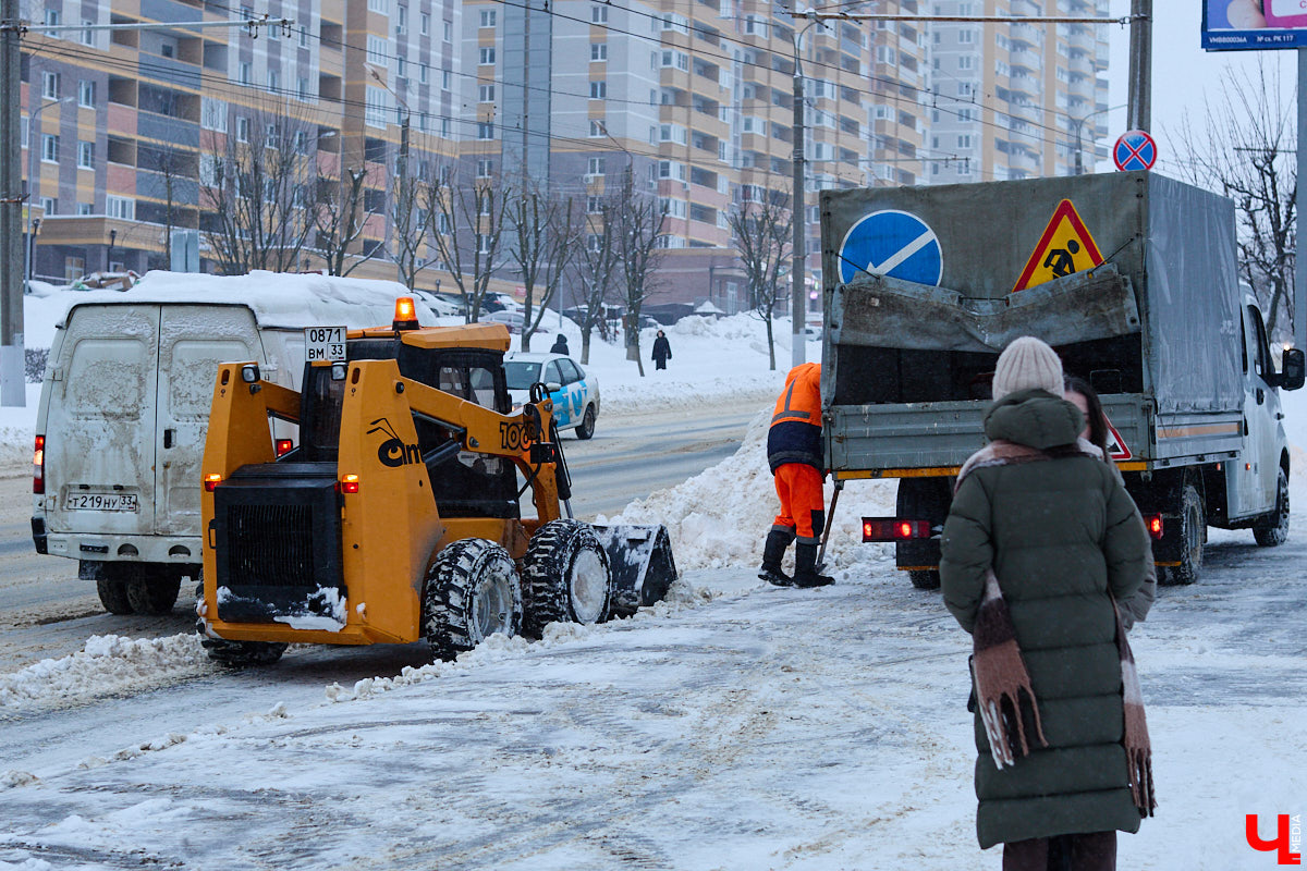 Всего за несколько первых дней января во Владимире выпала месячная норма осадков. На фоне прошлогодней почти «голой» зимы жители успели отвыкнуть от такого разгула стихии. Как областной центр пережил непогоду и когда вернется к привычному ритму жизни — фоторепортаж с городских улиц.