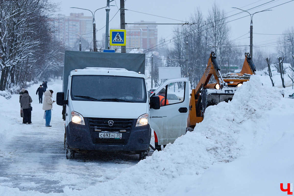 Всего за несколько первых дней января во Владимире выпала месячная норма осадков. На фоне прошлогодней почти «голой» зимы жители успели отвыкнуть от такого разгула стихии. Как областной центр пережил непогоду и когда вернется к привычному ритму жизни — фоторепортаж с городских улиц.
