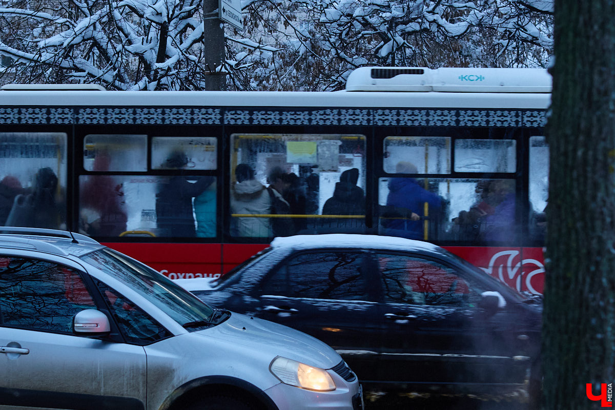 Всего за несколько первых дней января во Владимире выпала месячная норма осадков. На фоне прошлогодней почти «голой» зимы жители успели отвыкнуть от такого разгула стихии. Как областной центр пережил непогоду и когда вернется к привычному ритму жизни — фоторепортаж с городских улиц.