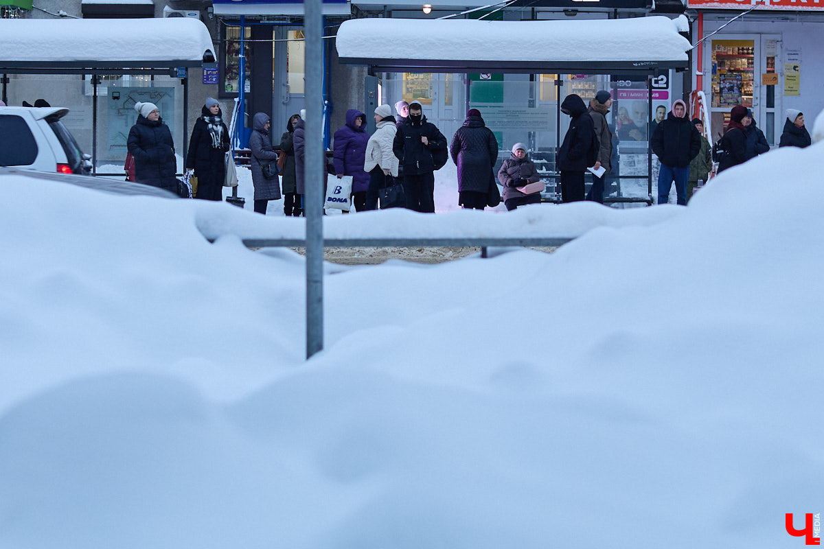 Всего за несколько первых дней января во Владимире выпала месячная норма осадков. На фоне прошлогодней почти «голой» зимы жители успели отвыкнуть от такого разгула стихии. Как областной центр пережил непогоду и когда вернется к привычному ритму жизни — фоторепортаж с городских улиц.